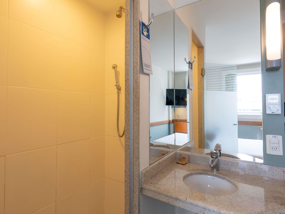 Apartamento Superior con cama doble y minibar del hotel Ibis Budget Rj Praia De Botafogo. Foto 5