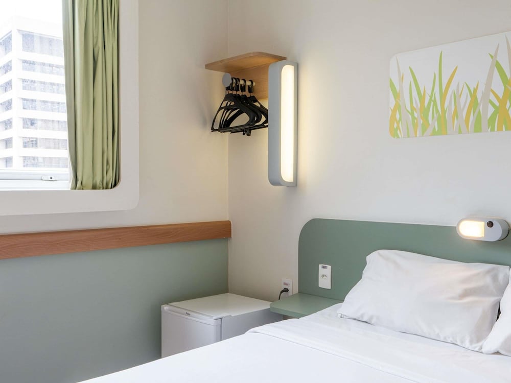 Apartamento Superior con cama doble y minibar del hotel Ibis Budget Rj Praia De Botafogo. Foto 8