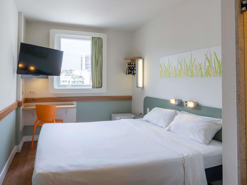 Apartamento Superior con cama doble y minibar del hotel Ibis Budget Rj Praia De Botafogo. Foto 9