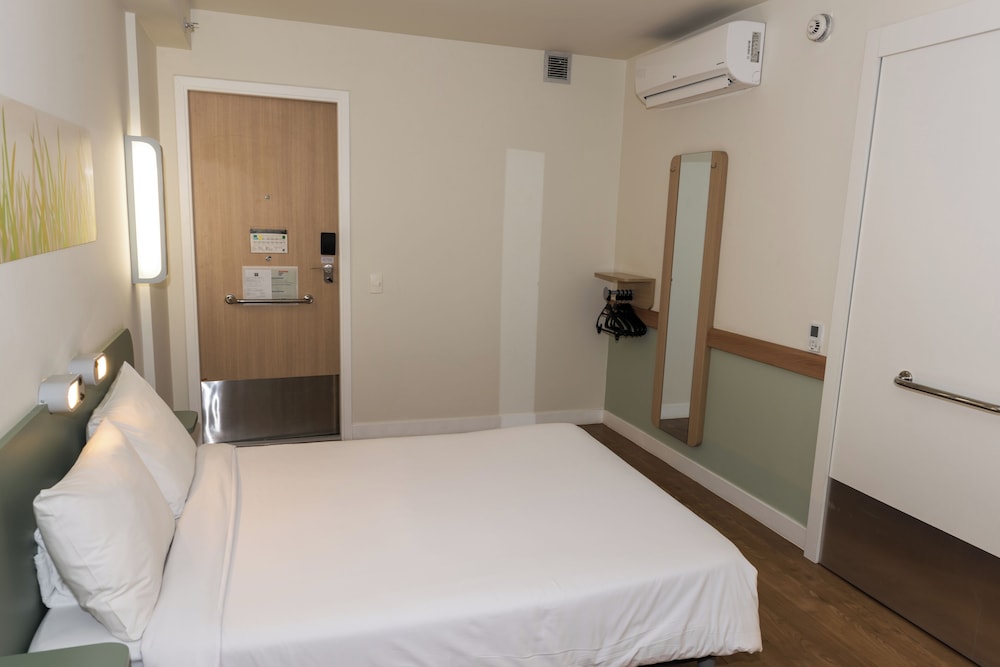 Apartamento Superior adaptado para huéspedes con movilidad reducida con cama doble y minibar del hotel Ibis Budget Rj Praia De Botafogo. Foto 1