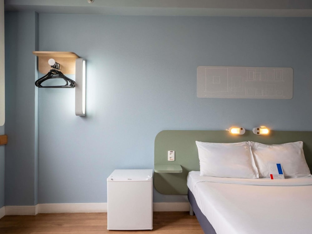 Apartamento Superior adaptado para huéspedes con movilidad reducida con cama doble y minibar del hotel Ibis Budget Rj Praia De Botafogo. Foto 3