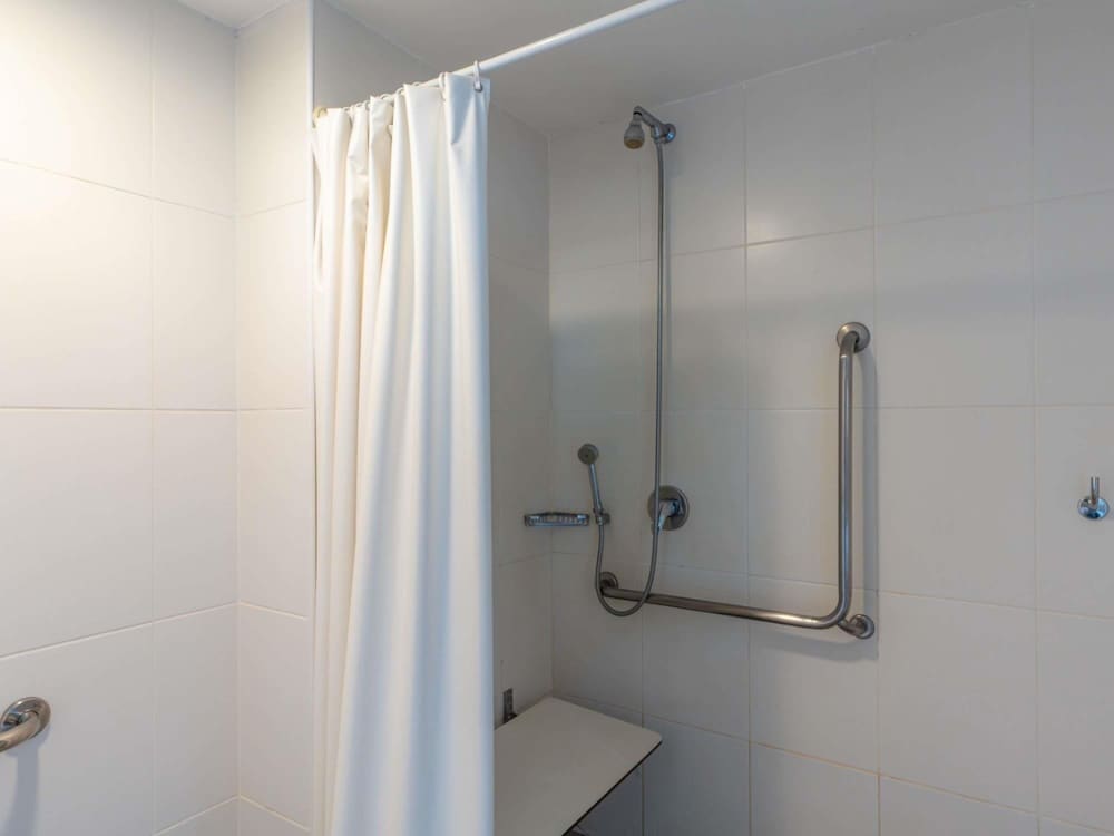 Apartamento Superior adaptado para huéspedes con movilidad reducida con cama doble y minibar del hotel Ibis Budget Rj Praia De Botafogo. Foto 4