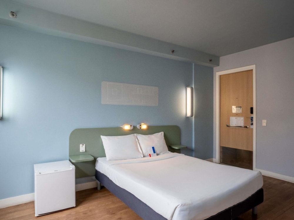 Apartamento Superior adaptado para huéspedes con movilidad reducida con cama doble y minibar del hotel Ibis Budget Rj Praia De Botafogo. Foto 6