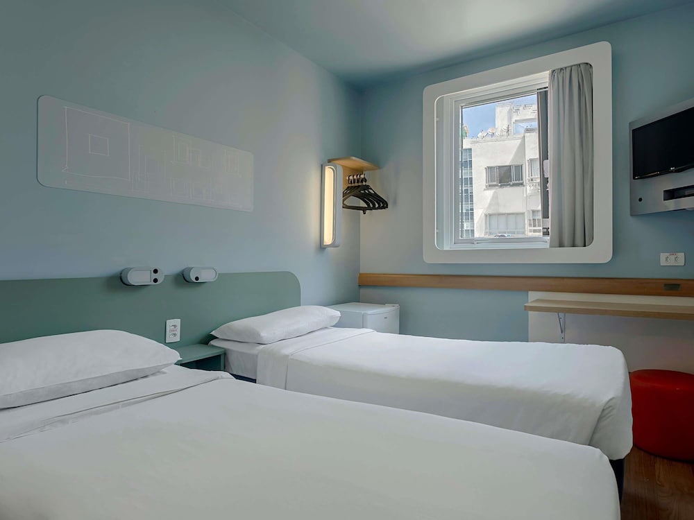 Apartamento Superior con dos camas individuales y minibar del hotel Ibis Budget Rj Praia De Botafogo
