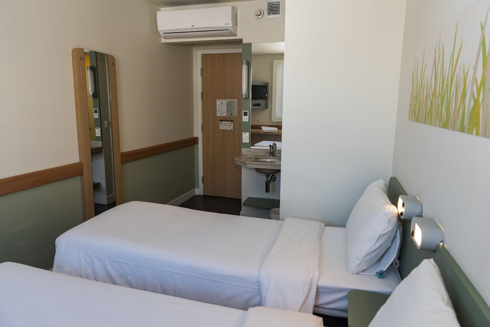 Apartamento Superior con dos camas individuales y minibar del hotel Ibis Budget Rj Praia De Botafogo. Foto 1