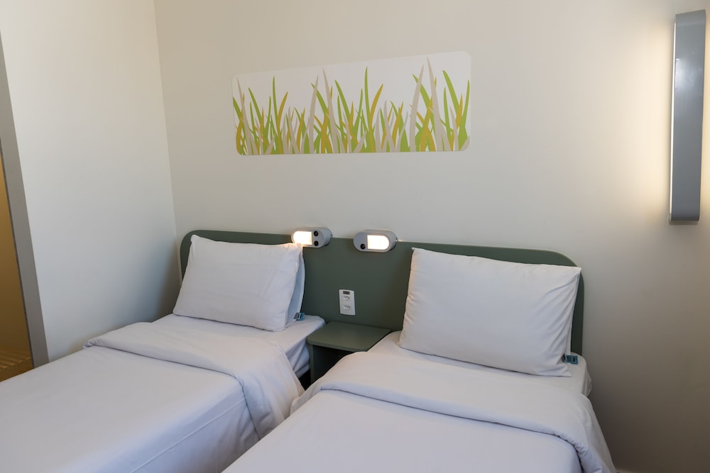 Apartamento Superior con dos camas individuales y minibar del hotel Ibis Budget Rj Praia De Botafogo. Foto 2