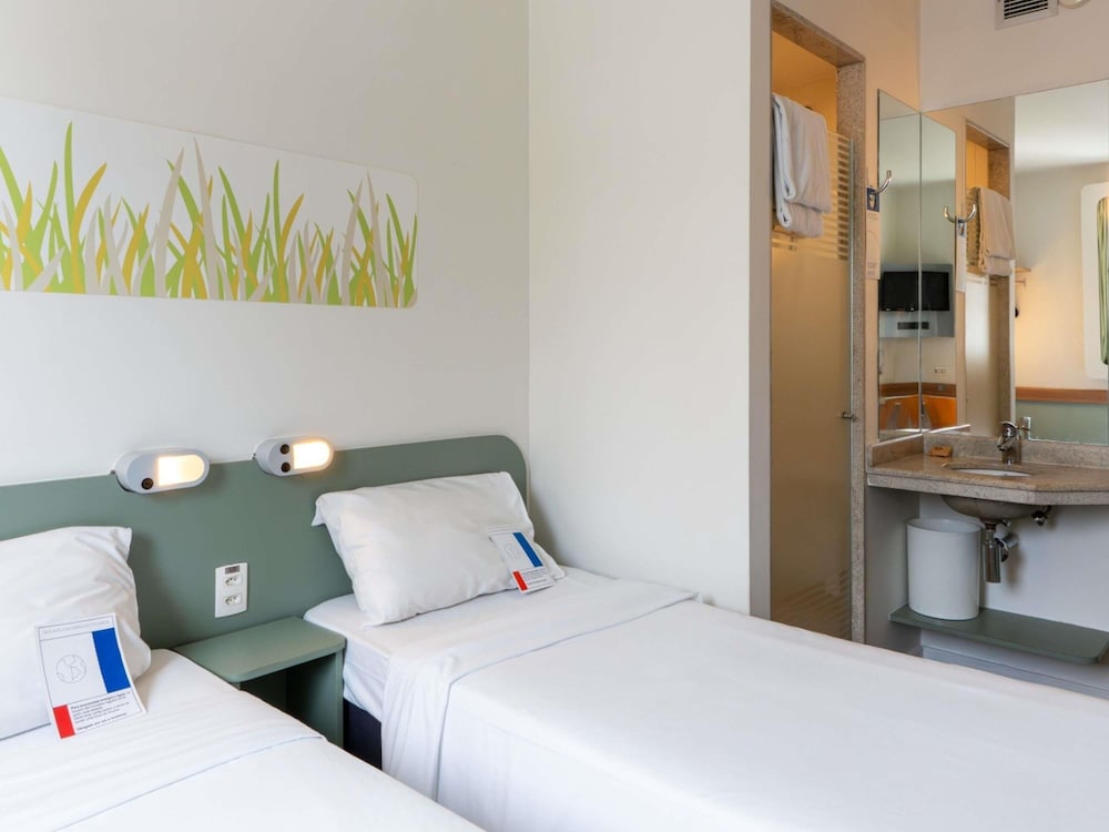 Apartamento Superior con dos camas individuales y minibar del hotel Ibis Budget Rj Praia De Botafogo. Foto 5