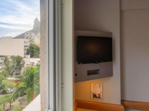 Apartamento Superior con cama doble, minibar y vistas al Cristo Redentor del hotel Ibis Budget Rj Praia De Botafogo. Foto 5
