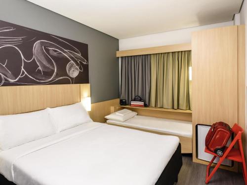 Habitación Estándar - 1 cama doble y 1 individual del hotel Ibis Recife Aeroporto. Foto 1