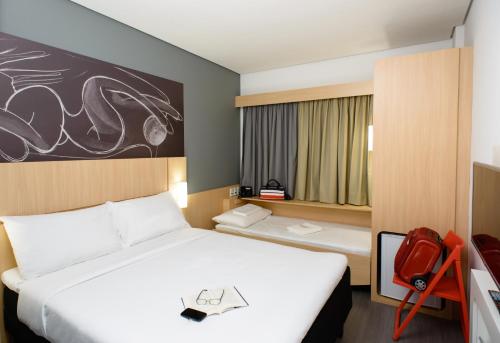 Habitación Estándar - 1 cama doble y 1 individual del hotel Ibis Recife Aeroporto. Foto 2