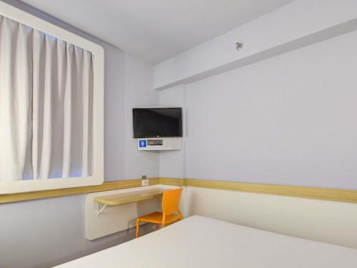 Apartamento con 1 cama doble y 1 litera individual del hotel Ibis Budget Rj Copacabana. Foto 1