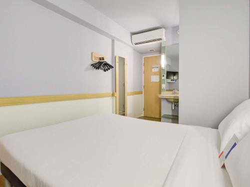 Apartamento con 1 cama doble y 1 litera individual del hotel Ibis Budget Rj Copacabana. Foto 4