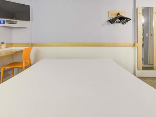 Apartamento con 1 cama doble y 1 litera individual del hotel Ibis Budget Rj Copacabana. Foto 6