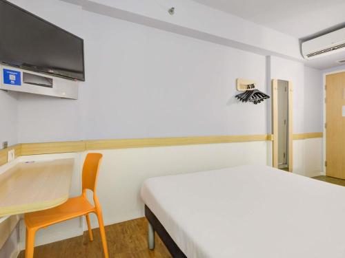Apartamento con 1 cama doble y 1 litera individual del hotel Ibis Budget Rj Copacabana. Foto 7