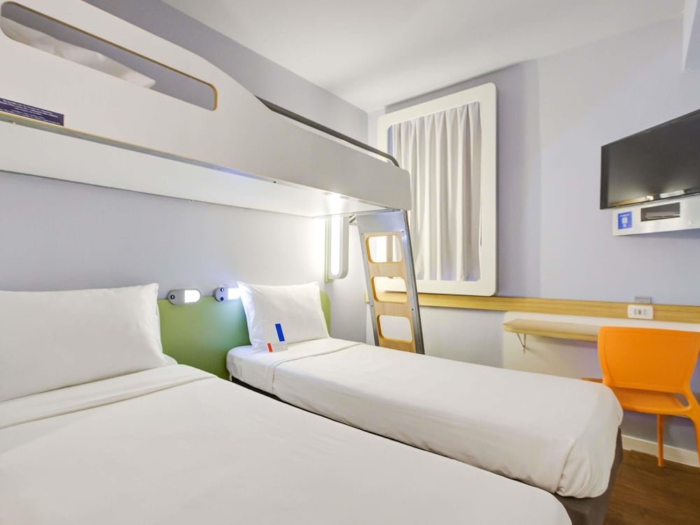 Habitación estándar con dos camas individuales y una litera del hotel Ibis Budget Rj Copacabana