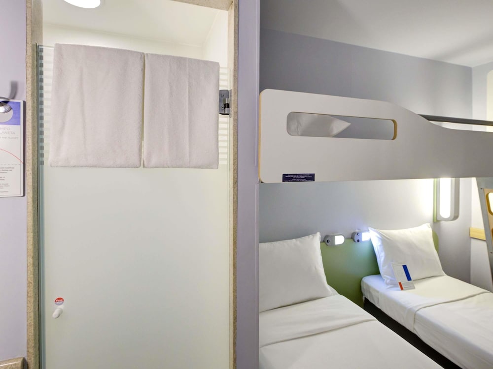 Habitación estándar con dos camas individuales y una litera del hotel Ibis Budget Rj Copacabana. Foto 1