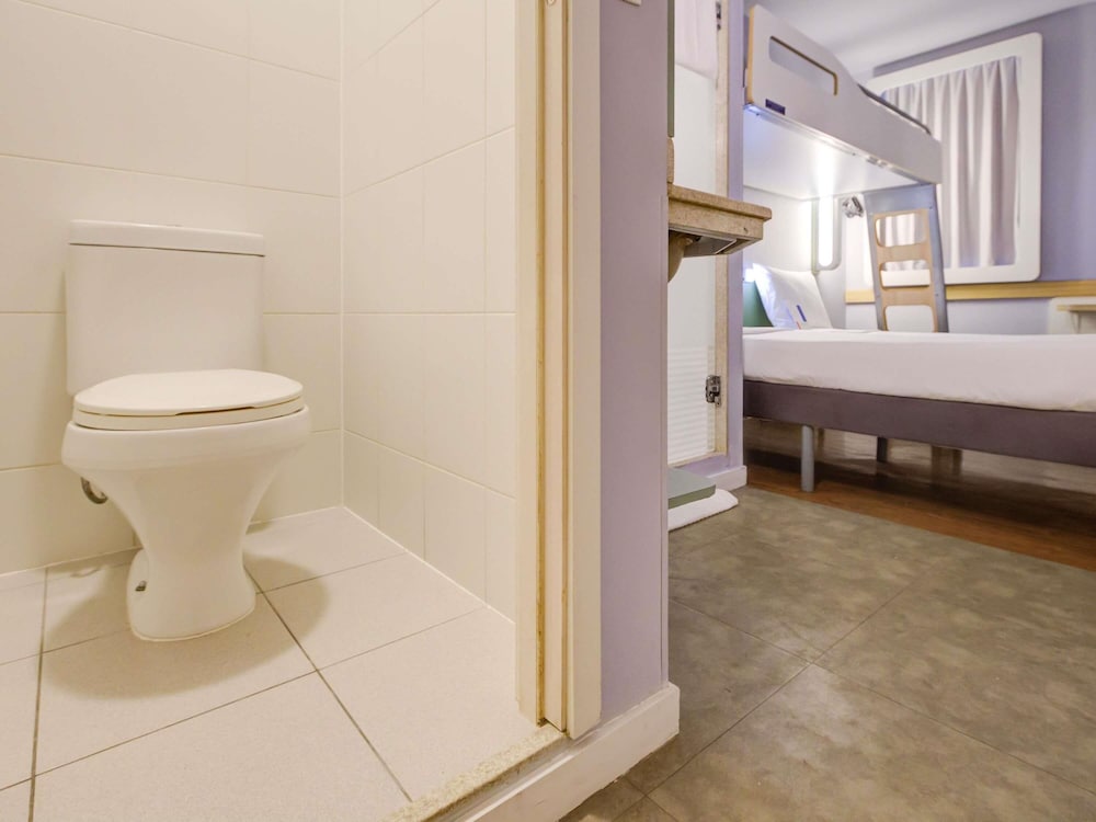 Habitación estándar con dos camas individuales y una litera del hotel Ibis Budget Rj Copacabana. Foto 2