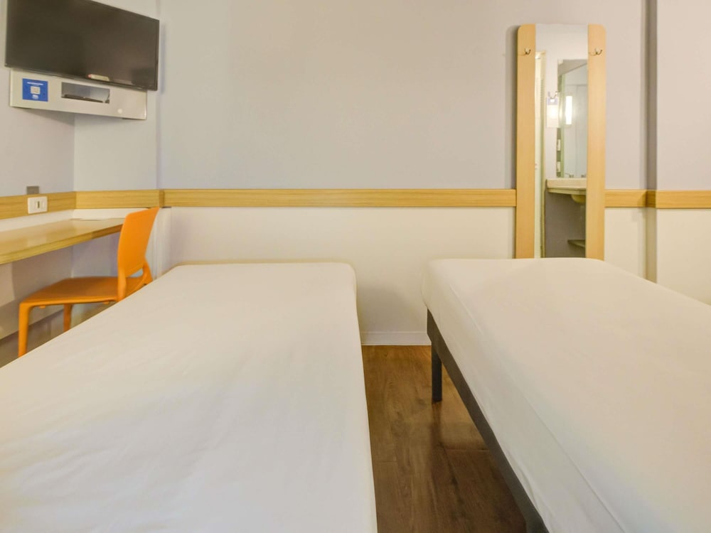 Habitación estándar con dos camas individuales y una litera del hotel Ibis Budget Rj Copacabana. Foto 4