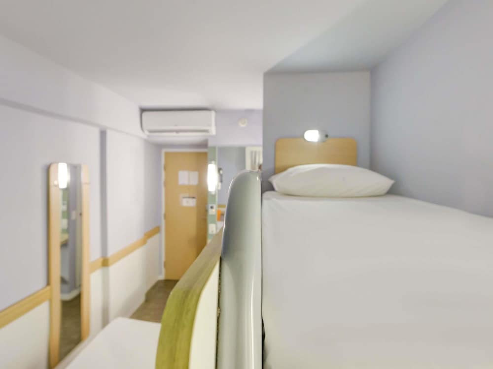 Habitación estándar con dos camas individuales y una litera del hotel Ibis Budget Rj Copacabana. Foto 5