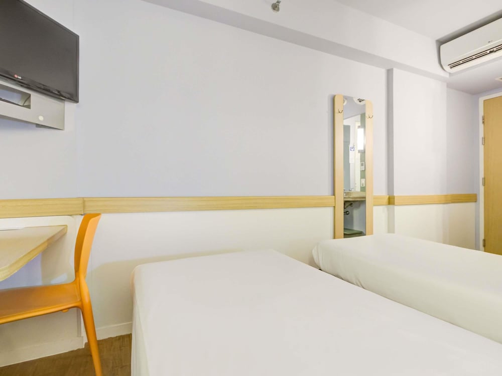 Habitación estándar con dos camas individuales y una litera del hotel Ibis Budget Rj Copacabana. Foto 6