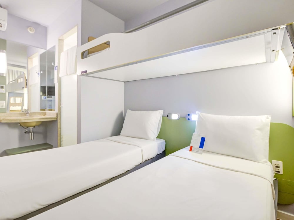 Habitación estándar con dos camas individuales y una litera del hotel Ibis Budget Rj Copacabana. Foto 7