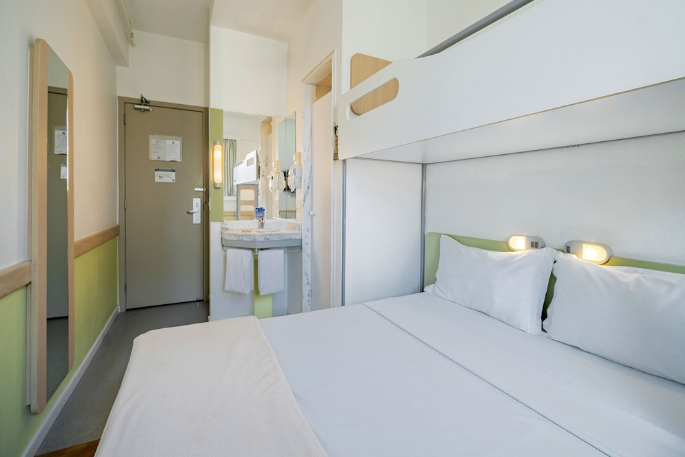 Habitación Standard con 1 cama doble y 1 cama superpuesta del hotel Ibis Budget Sao Paulo Jardins. Foto 1