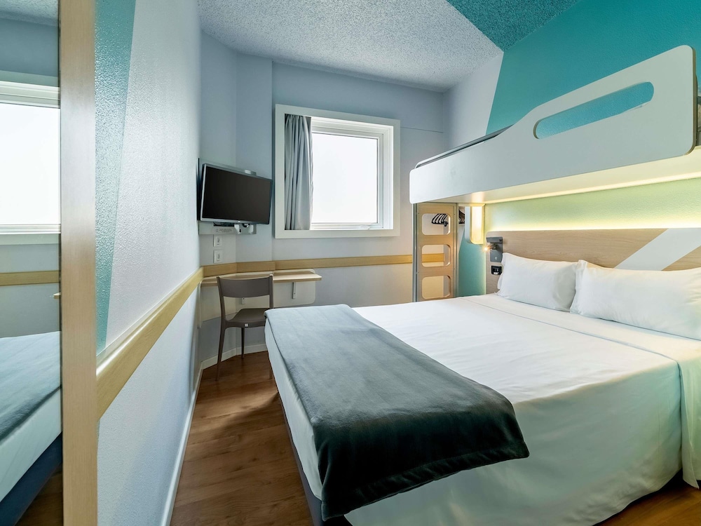 Habitación Superior triple con 1 cama doble y 1 cama superpuesta del hotel Ibis Budget Sao Paulo Jardins