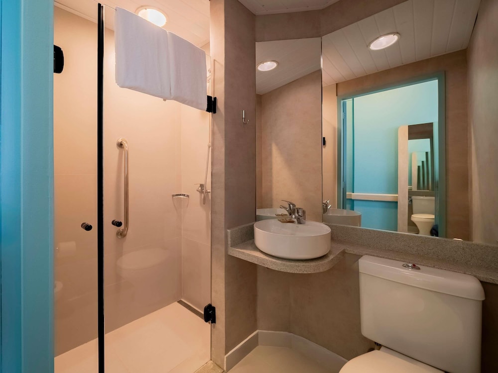 Habitación Classic con 1 cama doble y baño unificado del hotel Ibis Budget Sao Paulo Jardins. Foto 8