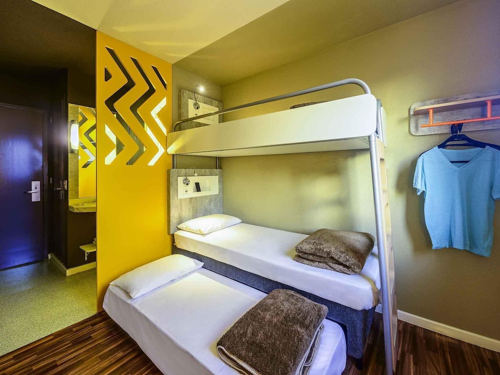 Habitación Estándar con 1 cama doble y 1 litera del hotel Ibis Budget Sp Centro São João. Foto 5