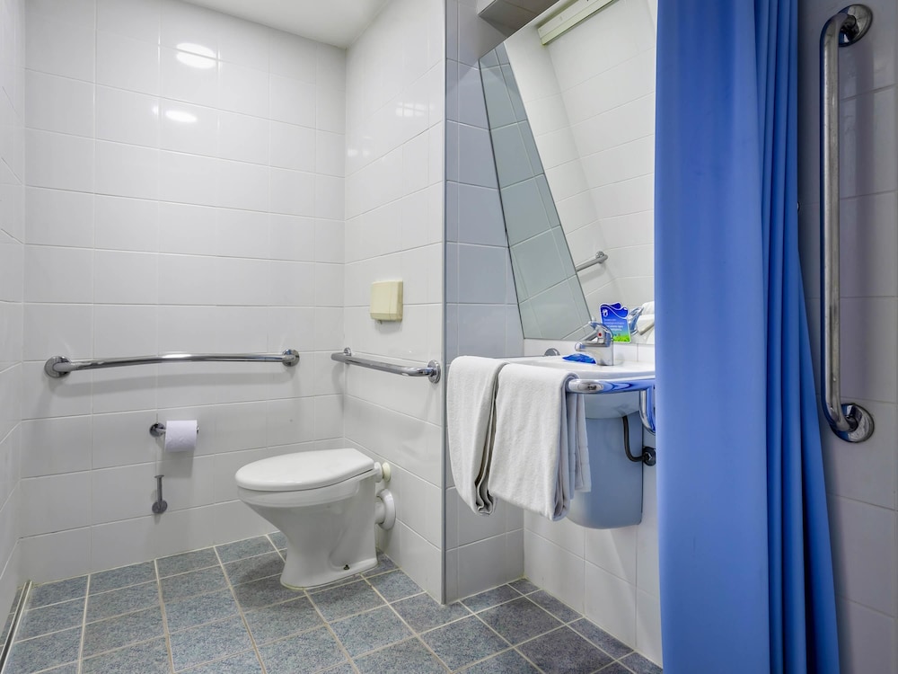 Habitación estándar con 1 cama doble + 1 litera, adecuada para personas con movilidad reducida del hotel Ibis Budget Sp Centro São João. Foto 4