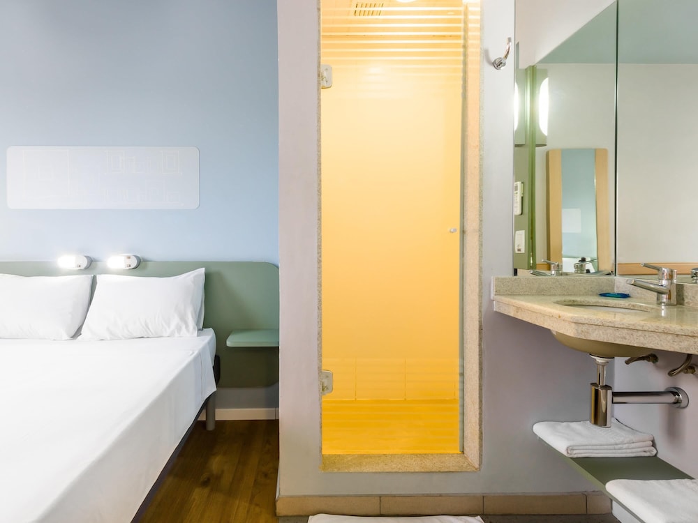 Apartamento estándar con 1 cama doble y 1 cama plegable del hotel Ibis Budget Araraquara. Foto 6