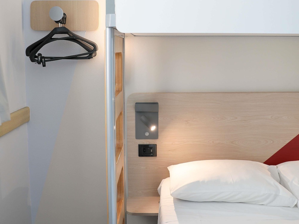 Habitación Standard reformada con 1 cama doble y 1 cama superpuesta del hotel Ibis Budget Sao Paulo Paulista. Foto 3