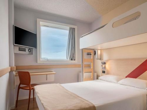 Apartamento con 1 cama doble, 1 cama superpuesta y baño ampliado del hotel Ibis Budget Sao Paulo Paulista. Foto 2