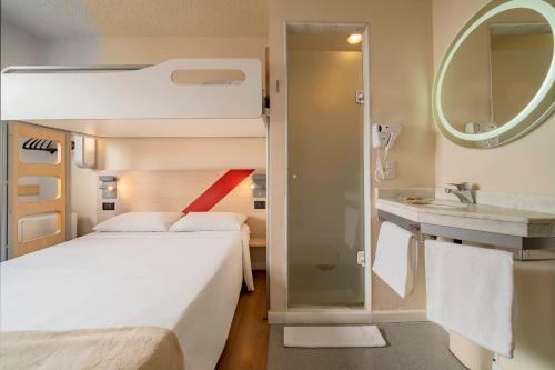 Apartamento con 1 cama doble, 1 cama superpuesta y baño ampliado del hotel Ibis Budget Sao Paulo Paulista. Foto 5
