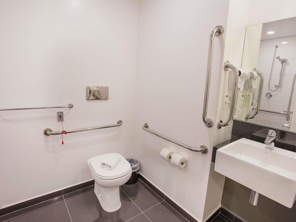 Habitación accesible para personas con discapacidad - 1 cama doble del hotel Ibis Styles Taubate. Foto 4