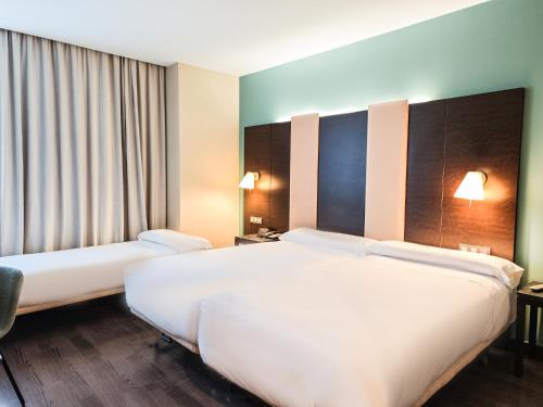 Habitación Doble con Cama supletoria del hotel AZZ Pamplona Norte. Foto 1