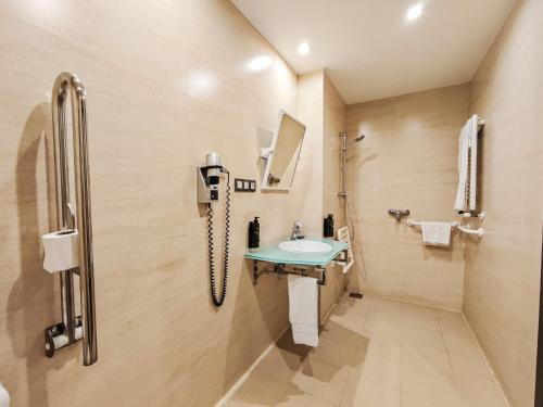 Habitación Individual adaptada para personas con movilidad reducida del hotel AZZ Pamplona Norte. Foto 1