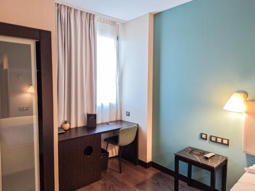 Habitación Individual adaptada para personas con movilidad reducida del hotel AZZ Pamplona Norte. Foto 2
