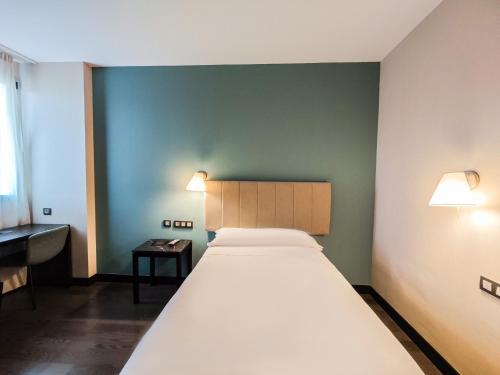 Habitación Individual adaptada para personas con movilidad reducida del hotel AZZ Pamplona Norte. Foto 4