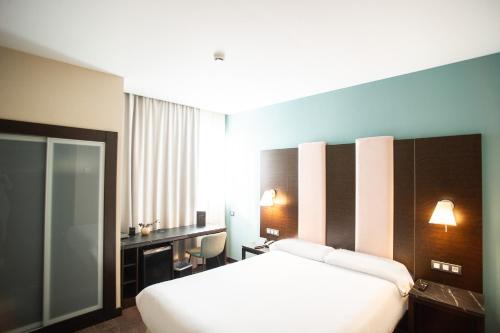 Habitación Estándar - 1 cama grande del hotel AZZ Pamplona Norte. Foto 1