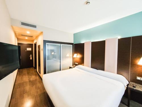 Habitación Estándar - Cama extragrande del hotel AZZ Pamplona Norte