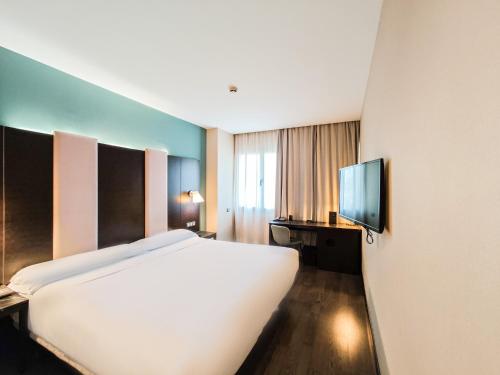 Habitación Estándar - Cama extragrande del hotel AZZ Pamplona Norte. Foto 1