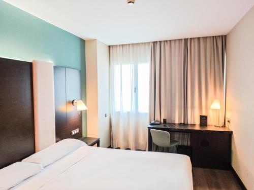Habitación Estándar - Cama extragrande del hotel AZZ Pamplona Norte. Foto 2