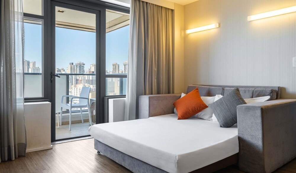Apartamento Superior con cama doble, sofá - cama y cocina equipada del hotel Mercure Sao Paulo Barra Funda. Foto 1
