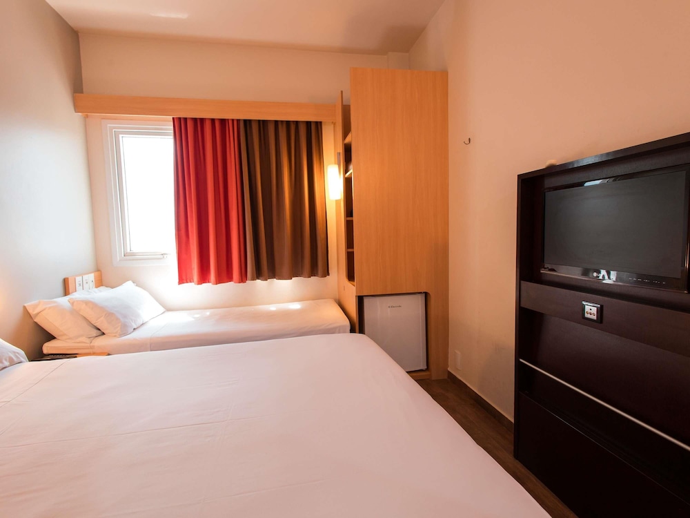 Habitación Standard con una cama doble y una cama individual del hotel Ibis Presidente Prudente Manoel Goulart