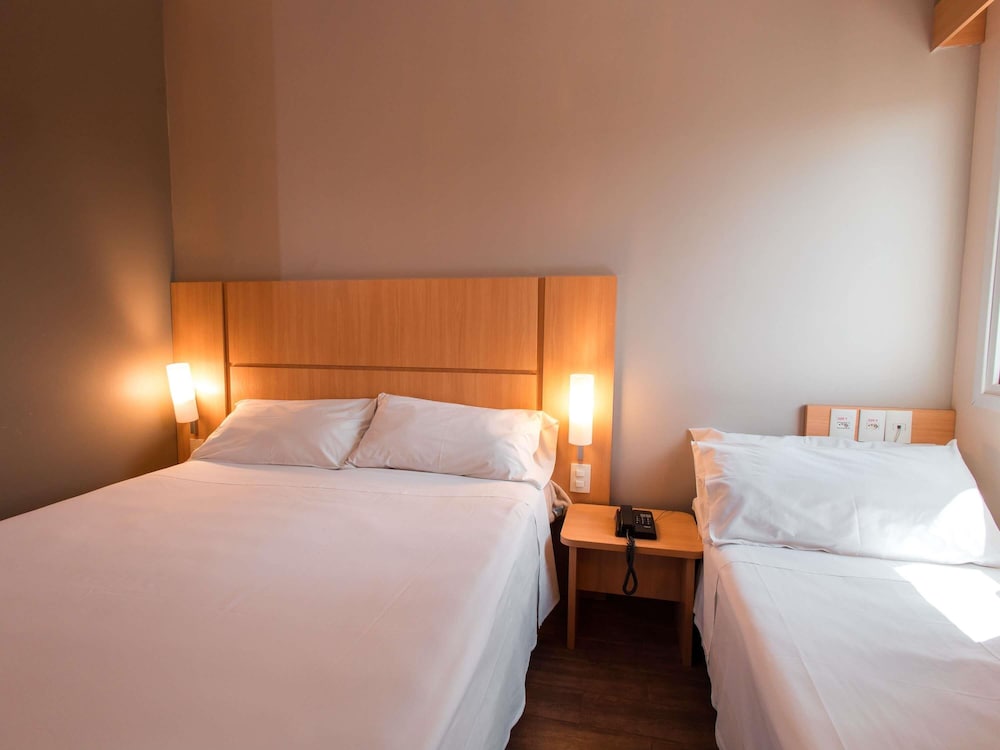 Habitación Standard con una cama doble y una cama individual del hotel Ibis Presidente Prudente Manoel Goulart. Foto 1