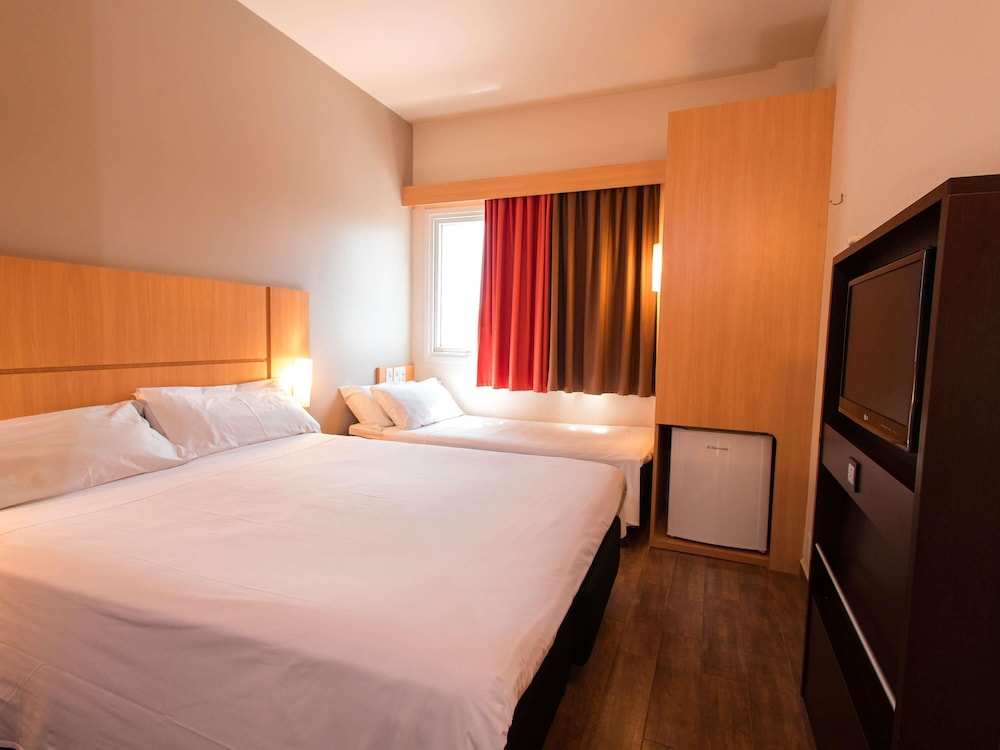 Habitación Standard con una cama doble y una cama individual del hotel Ibis Presidente Prudente Manoel Goulart. Foto 2