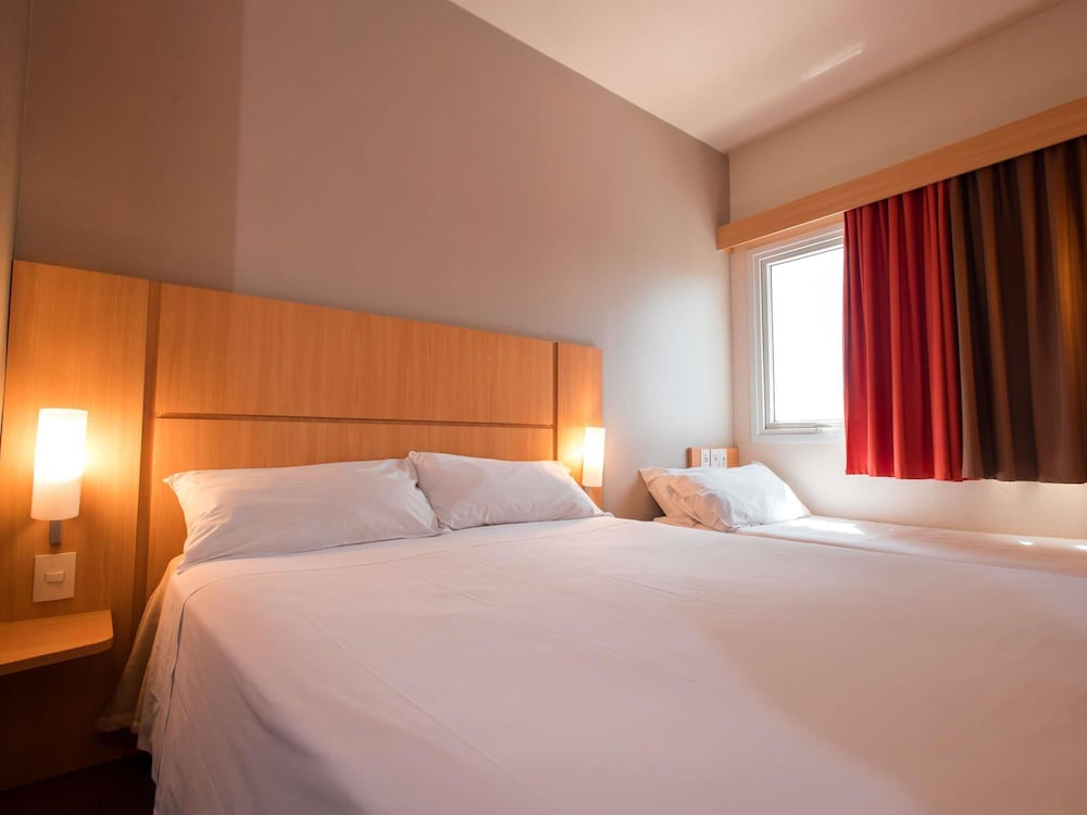 Habitación Standard con una cama doble y una cama individual del hotel Ibis Presidente Prudente Manoel Goulart. Foto 3
