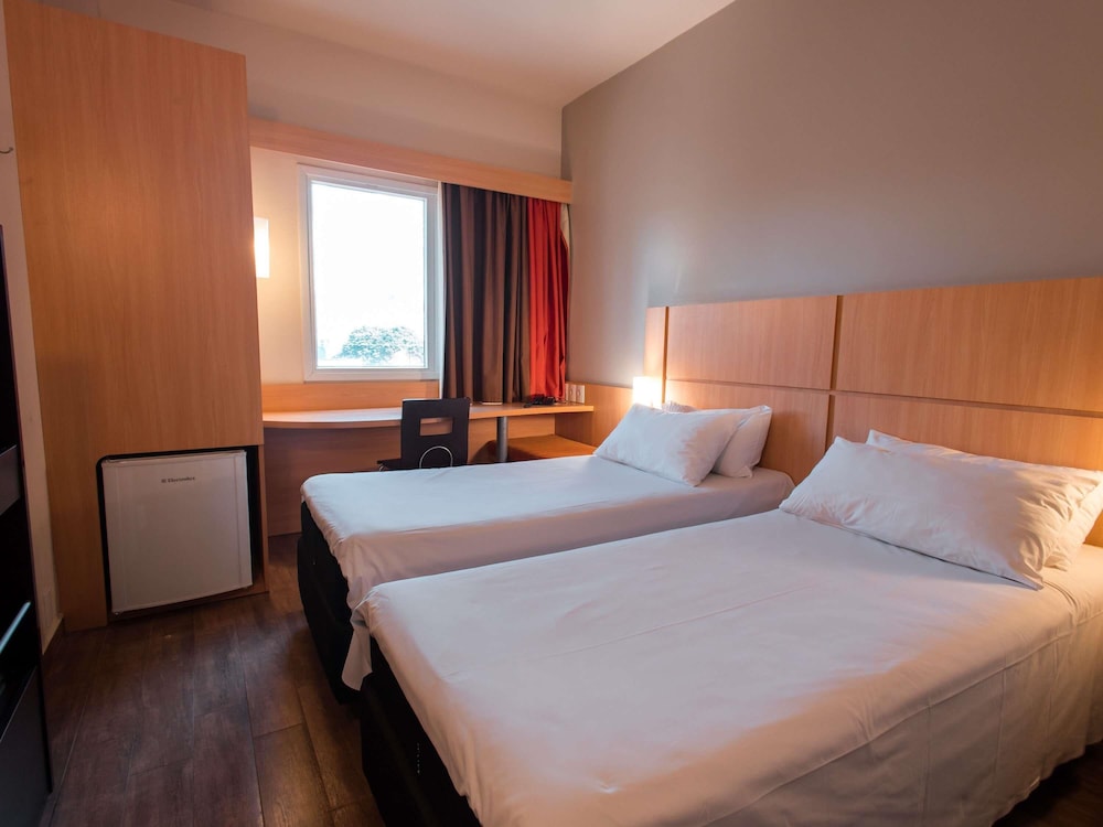 Habitación Standard con dos camas individuales del hotel Ibis Presidente Prudente Manoel Goulart. Foto 1