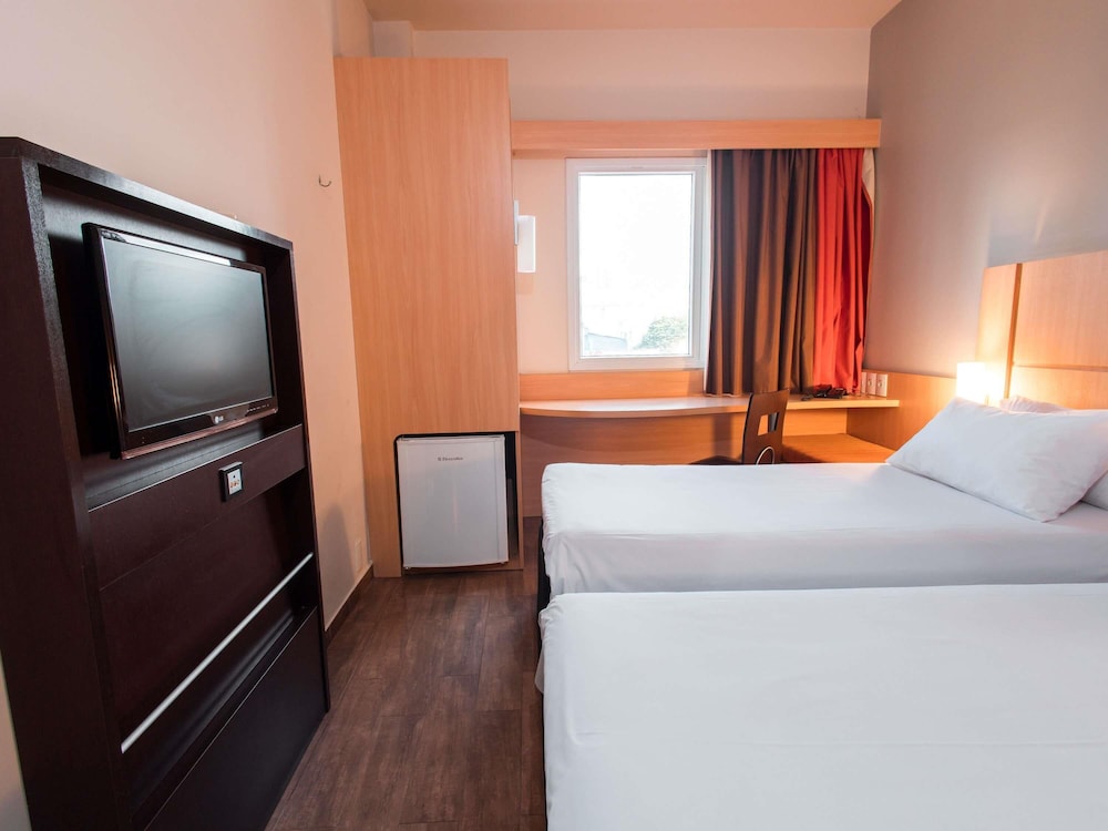 Habitación Standard con dos camas individuales del hotel Ibis Presidente Prudente Manoel Goulart. Foto 3